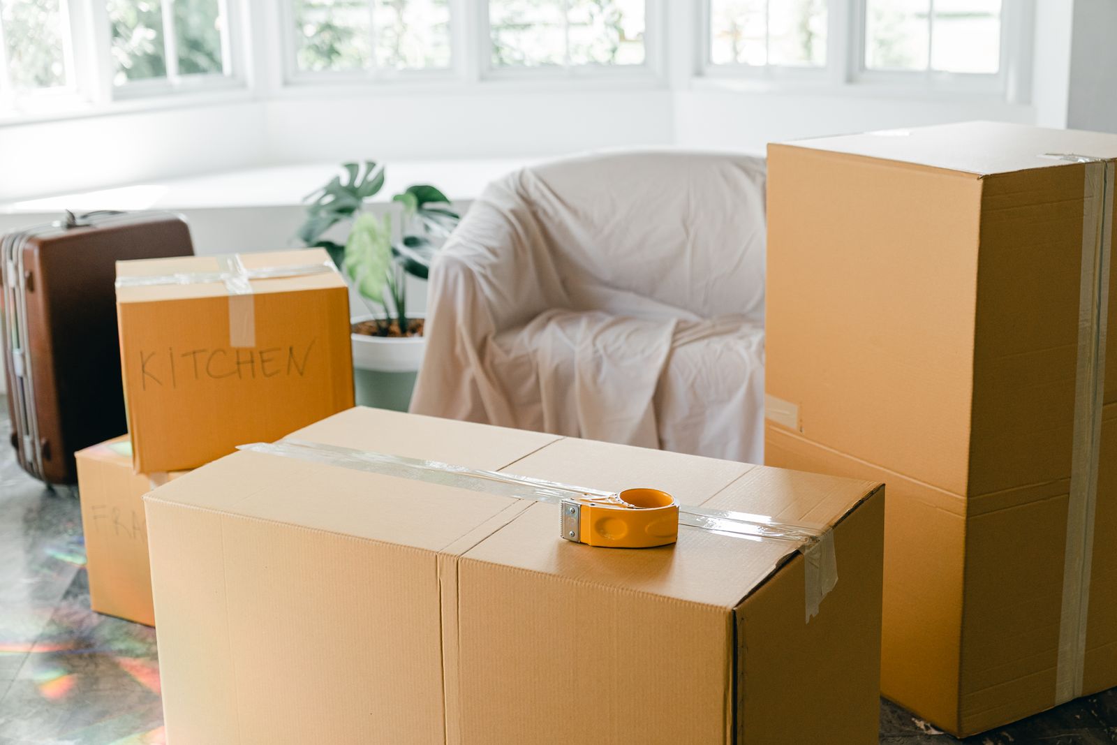 Gepackte Umzugskartons in einer leergeräumten Wohnung