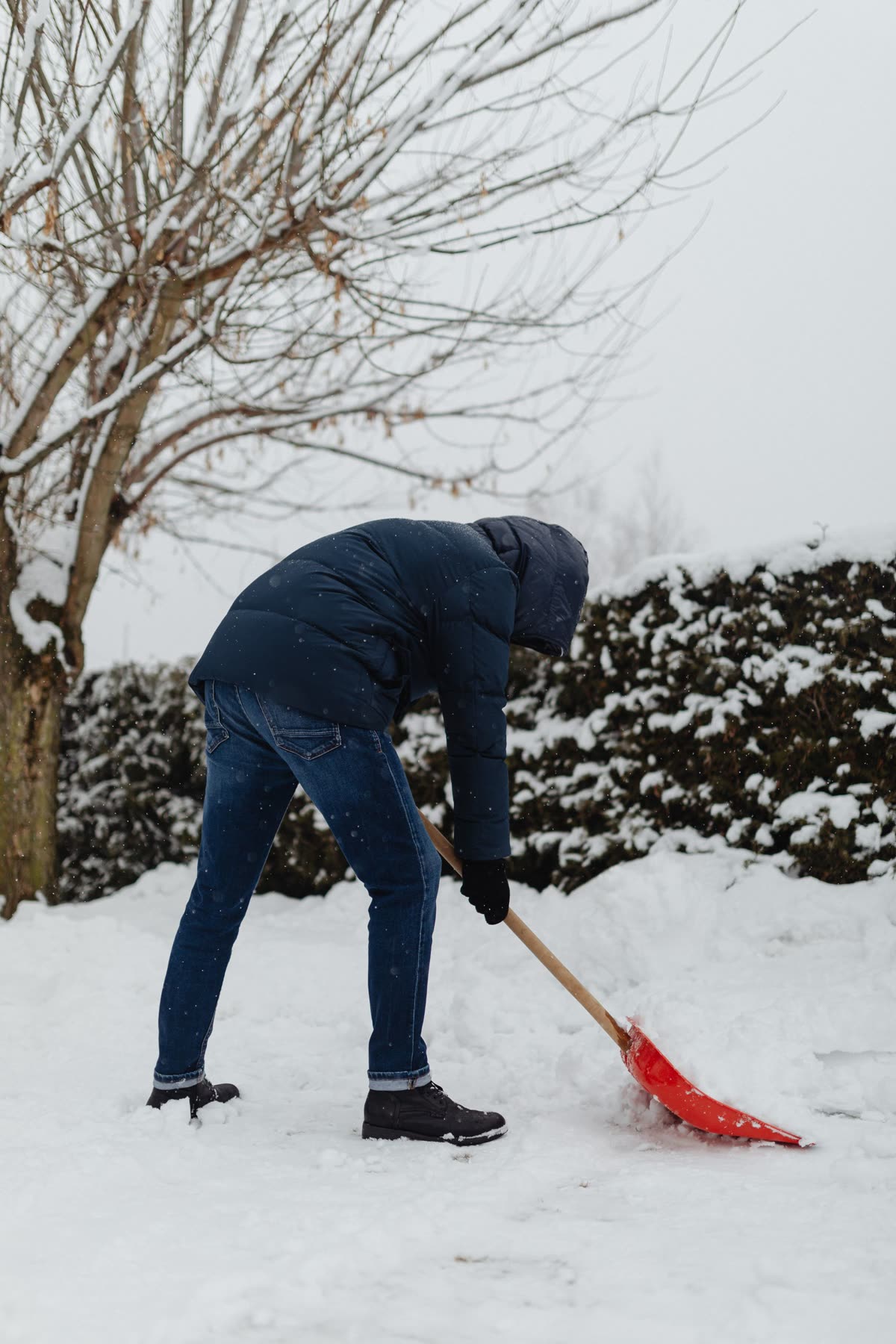 Schnee wird vor einem Haus geräumt